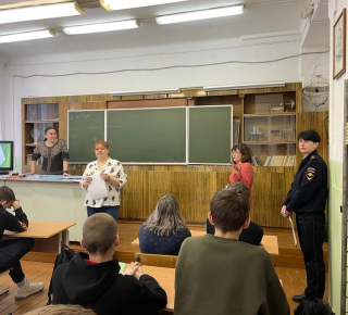 Полиция пришла к студентам, чтобы поздравить их с праздником